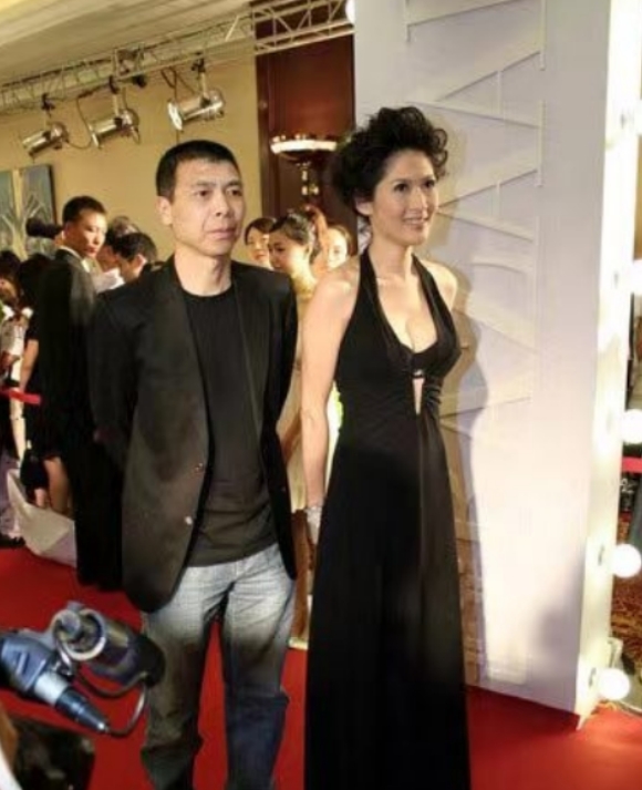 2009年，冯小刚被拍到和美女主持人沈星回了公寓，一直待到第二天凌晨才悄悄地离开
