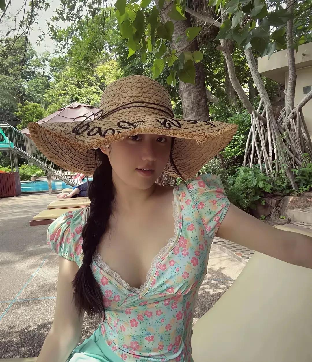 这谁家媳妇？也太好看了吧！这打扮、这气质，草帽配花裙子，简直绝了！到底是谁这么有