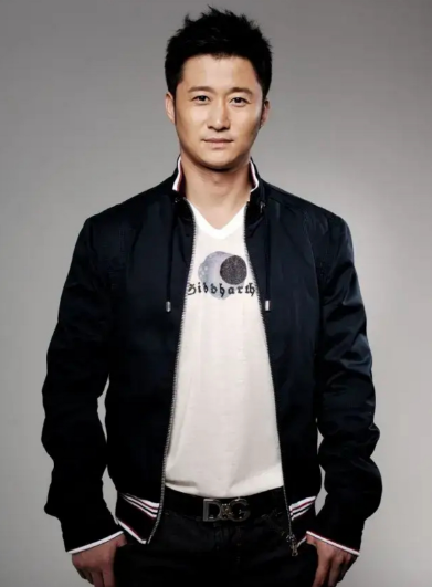 大家发现没，
吴京有一个特点，
可能这辈子都无法改了，那就是，他身上的
爷们味儿