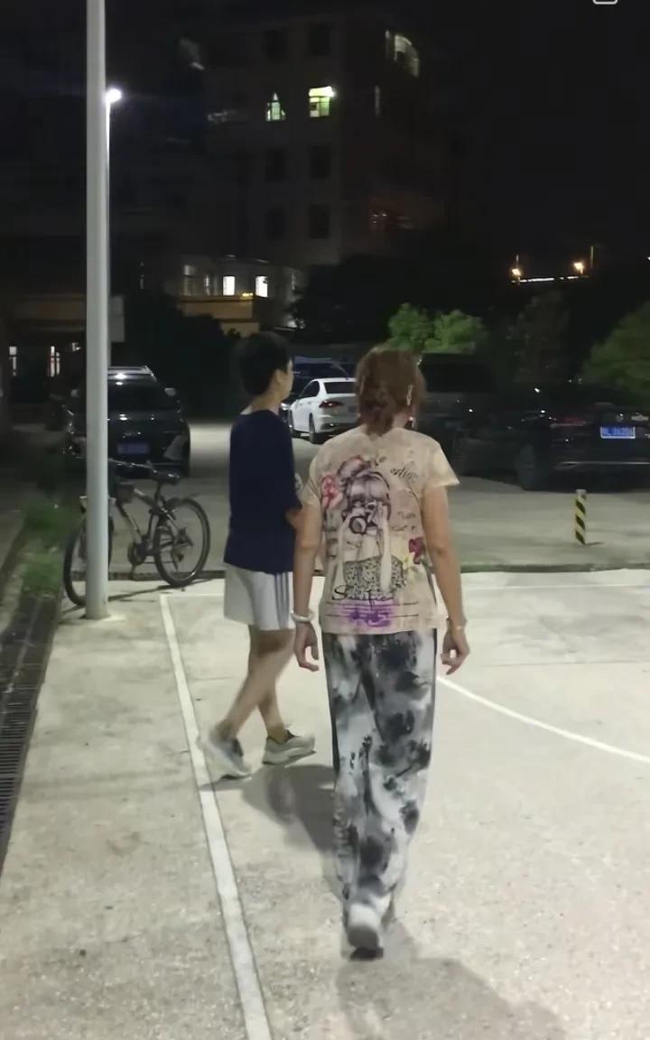 现在的老年人到底怎么了？先是辽宁“暴走团”，后又在火车上放音乐跳广场舞，现又有老