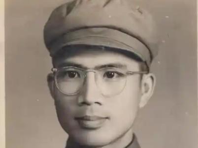 1951年，朝鲜战场，一新兵正擦大炮，突然瞅见，美军阵地有顶奇怪的帐篷。他咬牙跺