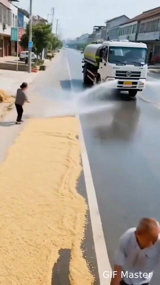洒水车故意冲走村民晒的玉米对不对？一对村民夫妻辛辛苦苦把玉米晒在公路边，指望着晒