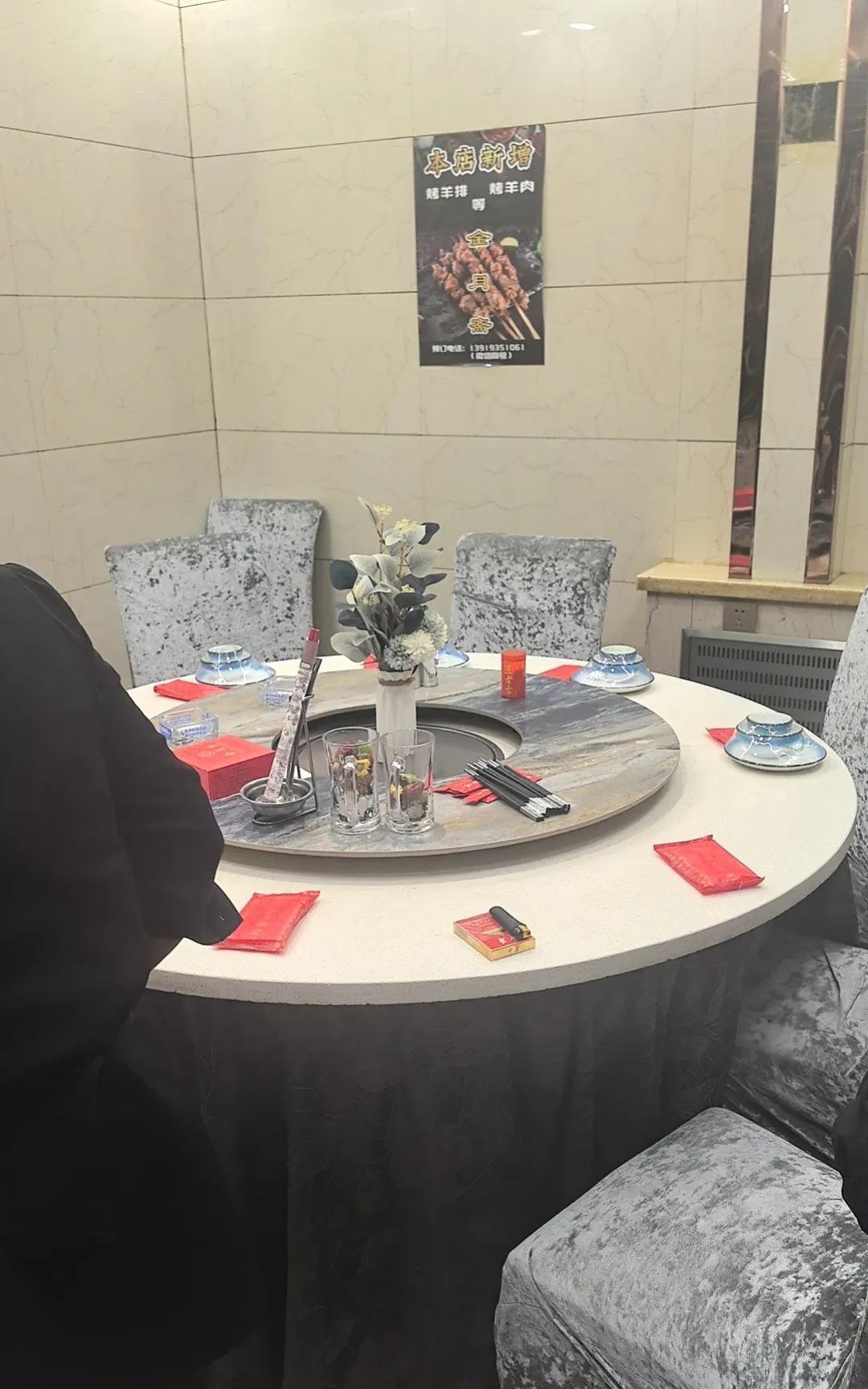 牛！确实是牛！
发动服务员把手机装在裤子口袋，只要进去一转一拍，把视频发给相关部