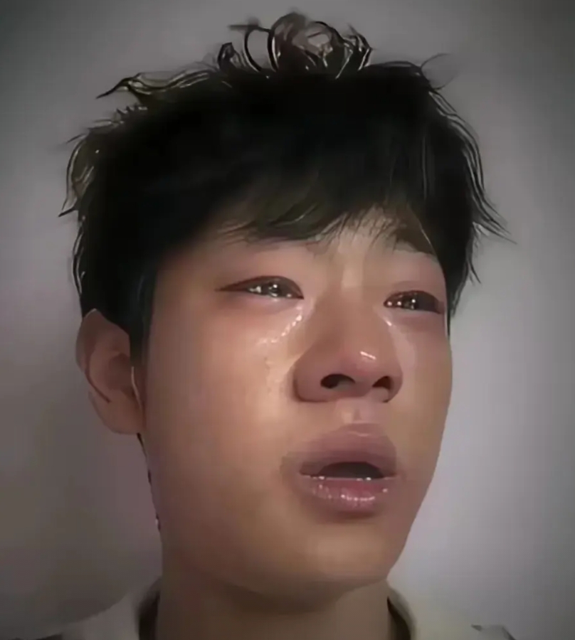 他居然哭了，是后悔了吗，后悔不应该那么高调，不应该那么口无遮拦，现在亲爹不认他，