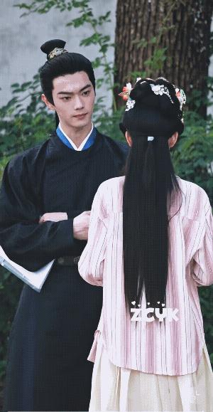 许凯和女主对戏时，也不多看女主，眼睛总是瞅着别的地方，而女主跟在许凯旁边，咧着大