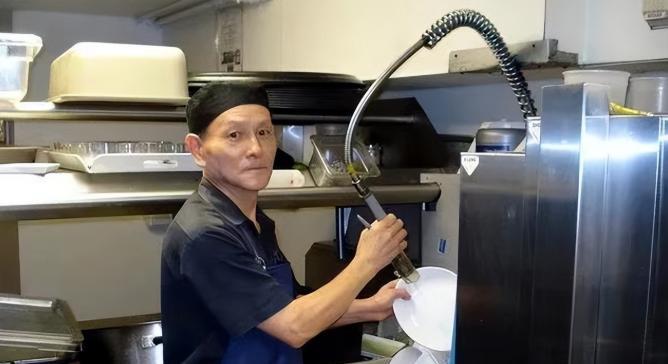 上海男人丁尚彪为了给女儿更好的生活，在日本打了15年的黑工，最终女儿成为了一名美