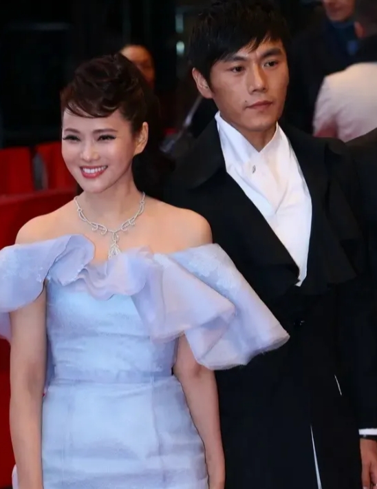 金星问秦昊:“你为什么会喜欢离过婚的伊能静？”秦昊说:“伊能静符合我的择偶标准。