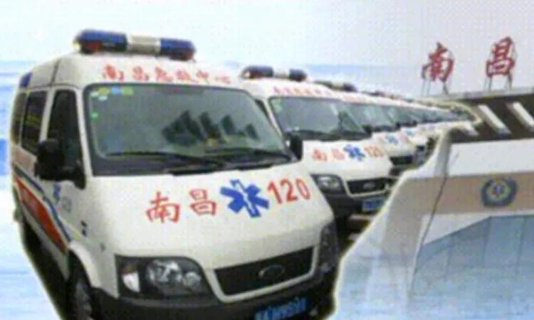 #官方再回应救护车跨省转运收费2万8# 有很多事情看起来是违规的，但确实很多人救