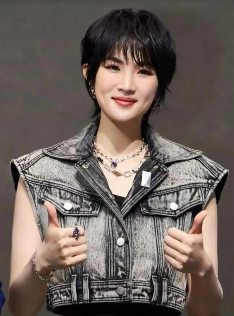大家发现没
华为二公主姚安娜
这女人有点东西，什么都不用做，梦寐以求的流量就扑面
