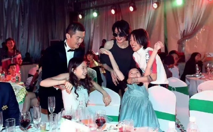 王菲李亚鹏当年确实是真爱，尽管有了女儿李嫣，李亚鹏也把窦靖童当成自己的亲生女儿对