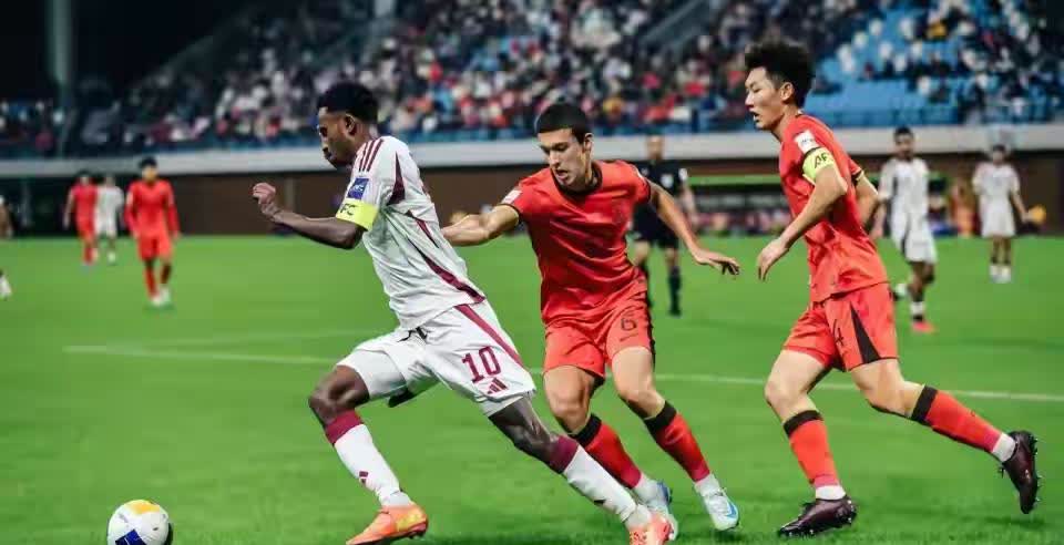 依木兰与周海滨对比：
周海滨18岁踢中超，21岁帮助山东鲁能夺得中超联赛冠军；