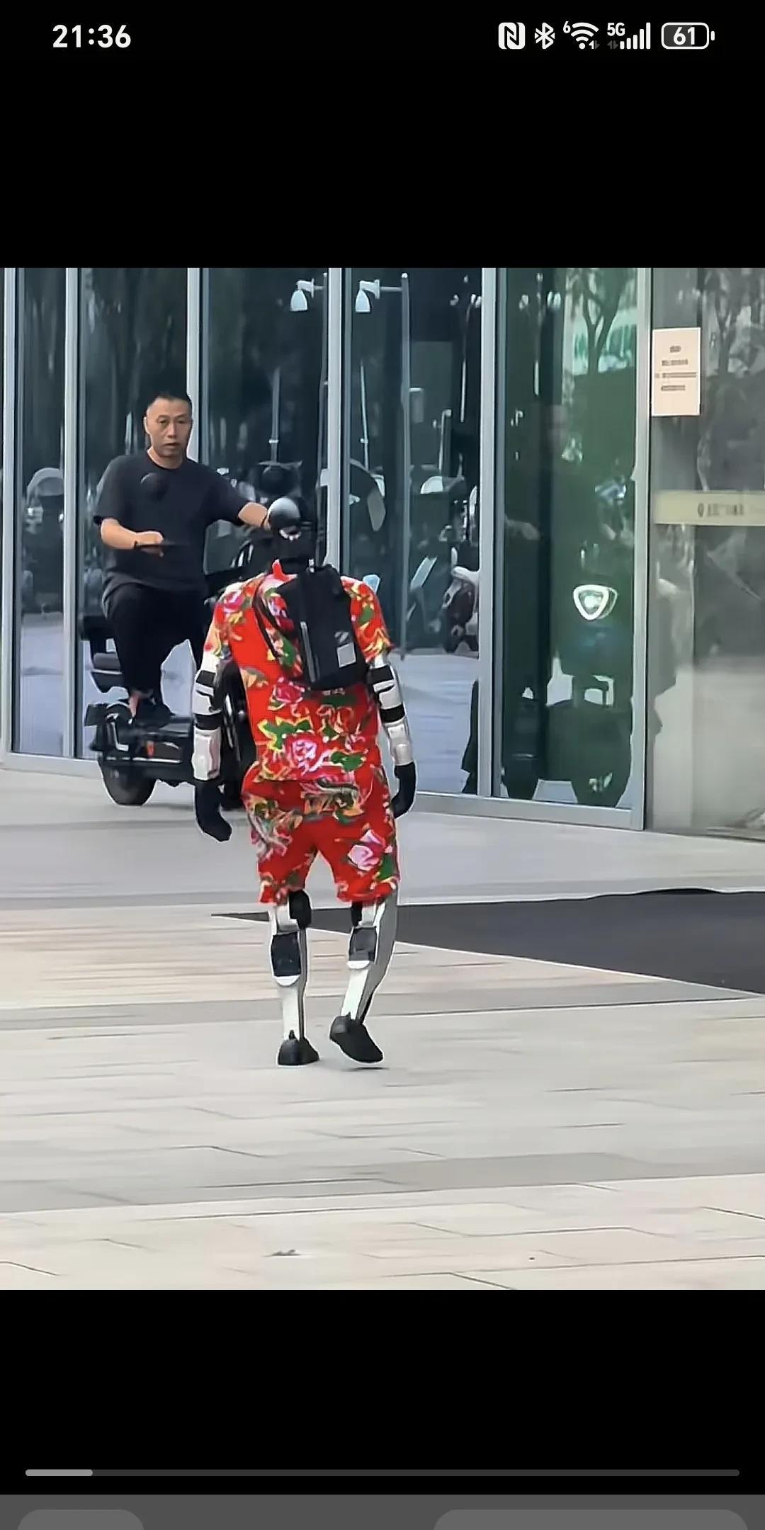 对不起叔，今天我的功德没有了～
一男子骑电动车过来，对面过来一个机器人，男子眼里