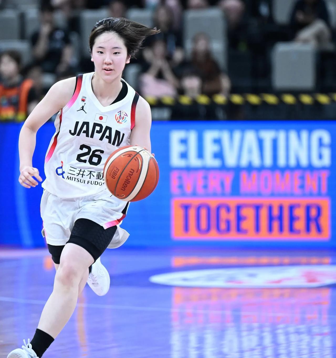日本女篮田中心与中国女篮杨舒予综合实力对比:
田中心   19岁   身高1.7