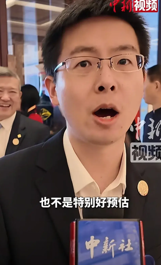 王兴兴今天上午出席中国高层论坛，接受采访的时候看到了他后面的陈东升都成背景。记者
