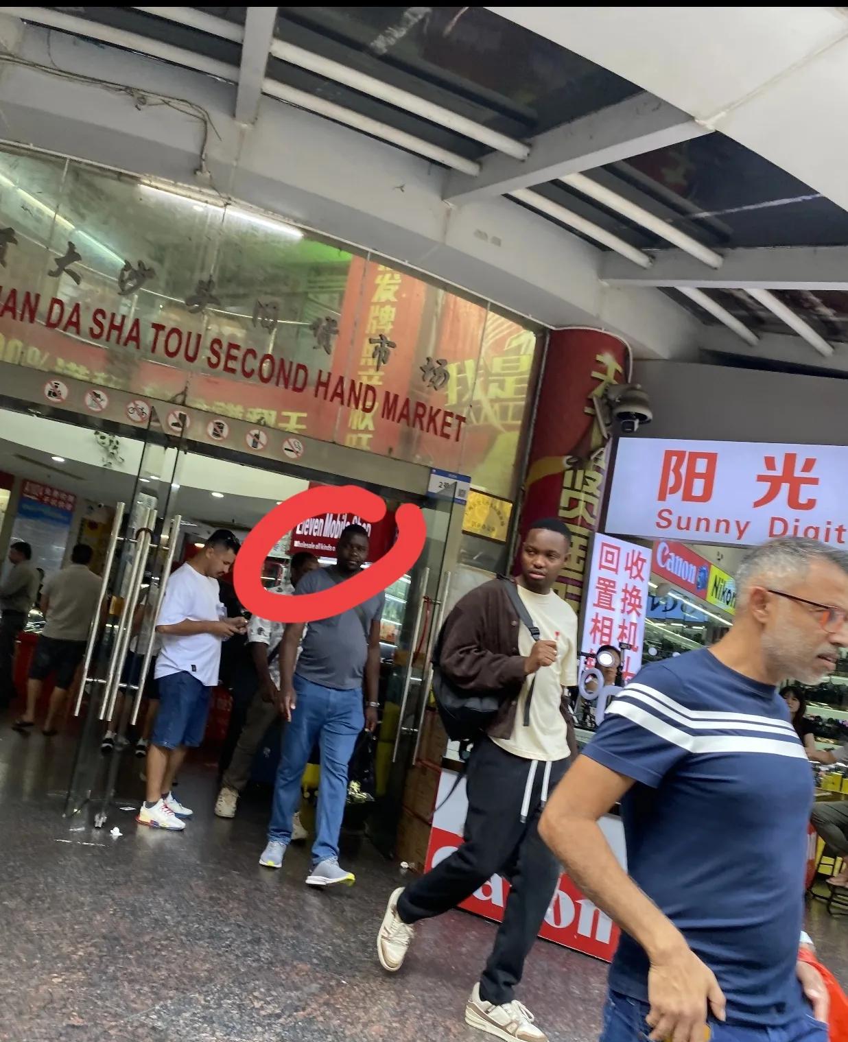 一觉醒来，广州的黑人老外惊了！



广州街头巷尾，遍布着醒目的告示：“未核实身
