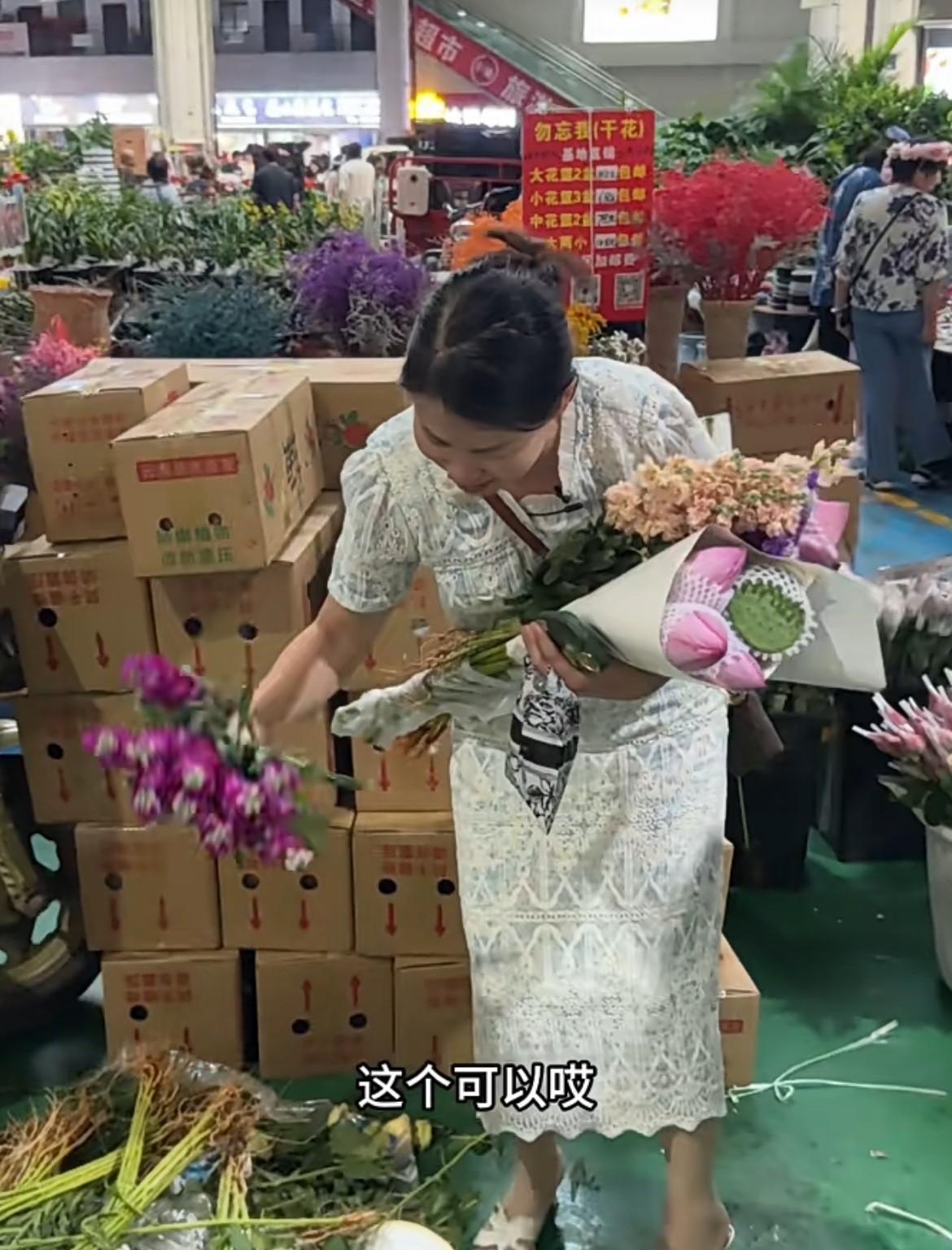 要被红姐笑死，红姐这人，总能在不经意间给大家贡献笑料。前几天红姐从云南花市回来，