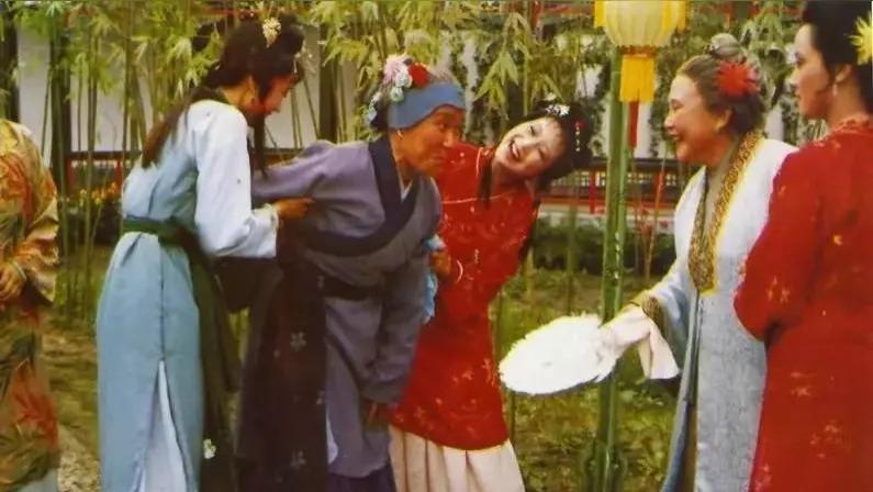 翻拍不是恶搞！贾母摇头晃脑翻白眼？乍一看以为老妖精附体了！