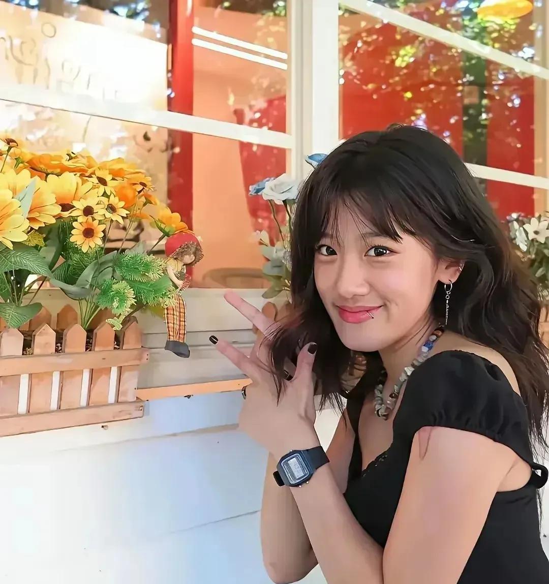 梧桐妹身材比例不错，但有一个不容忽视的缺点，就是下巴长得太像爸爸孙志浩，这让她的