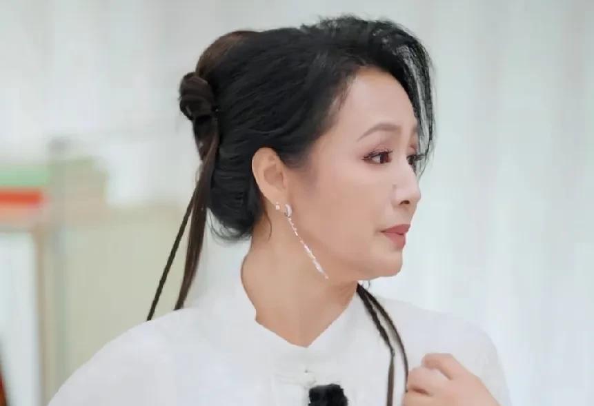 曹颖曾是很多人小时候的白月光，演戏演技好，当主持人口才好，亲切又风趣。所以当她直