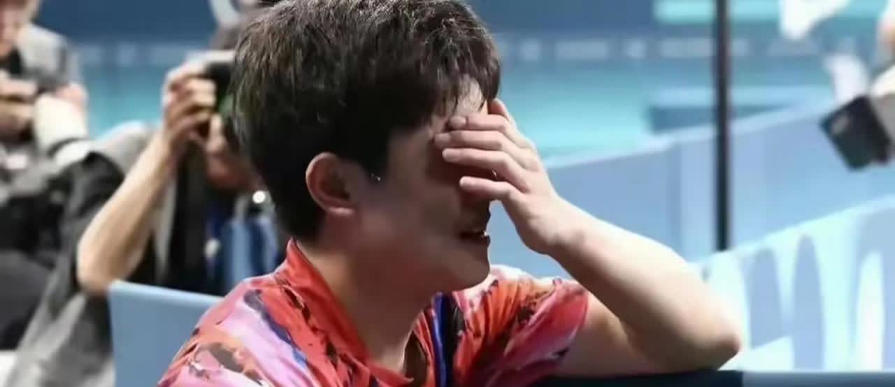 张本智和说的有道理，
他不是没有礼貌，
只是太过于
敏感和自卑，他的敏感和