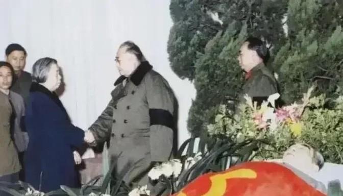 1976年1月8日，敬爱的周总理在医院去世，举国同悲。在周总理的遗体告别仪式上，