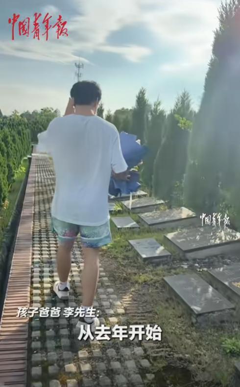 6月9日，高考结束后，江西一男孩第一时间去墓地看望妈妈，考试时还将妈妈照片贴在衣