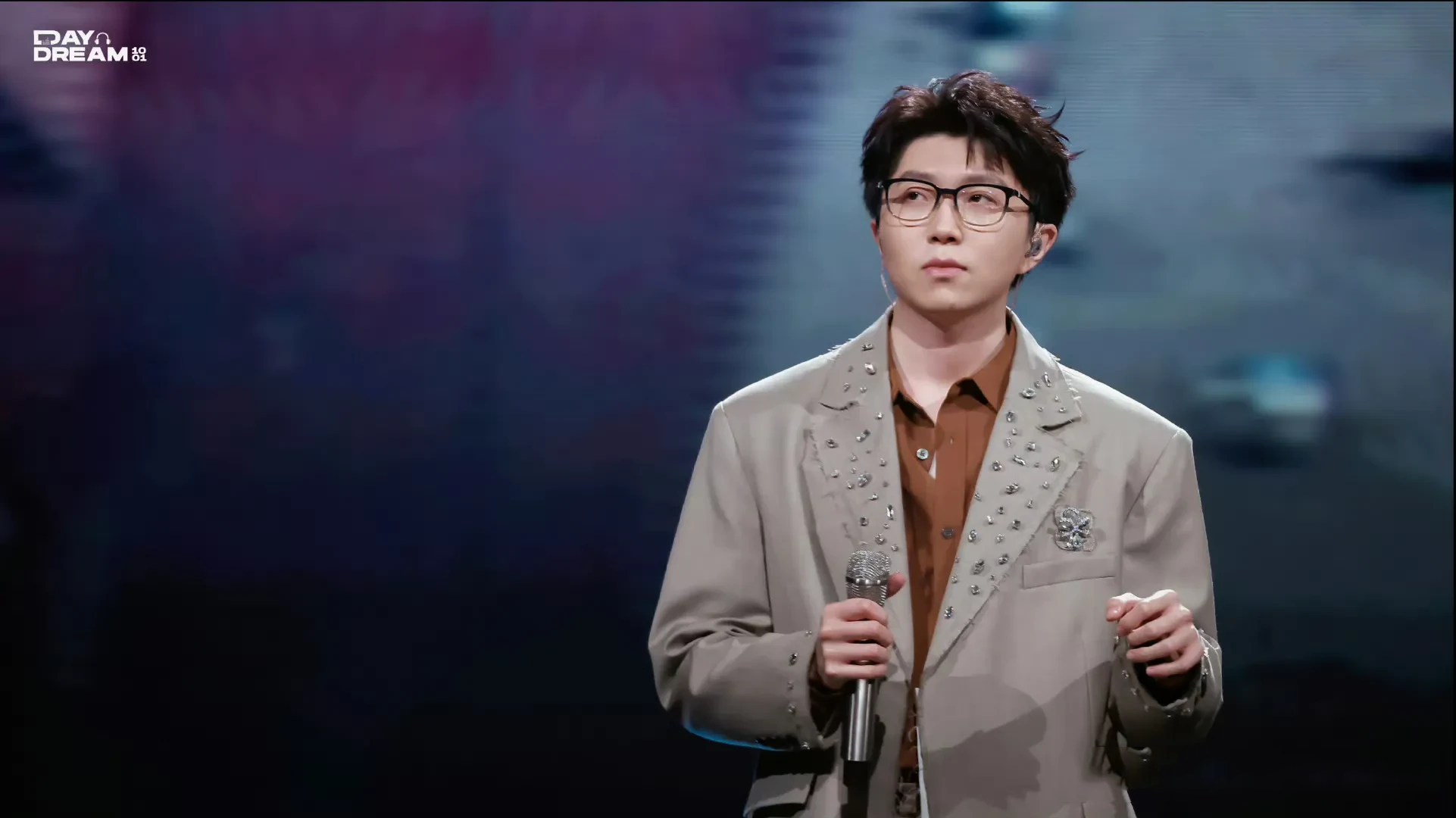 泪目了，
毛不易在阿雅的《奇遇人生》里说：“我学习不好，又不会做饭不会照顾自己，