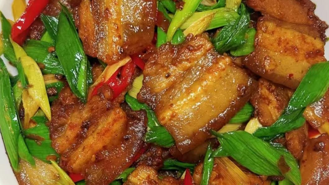 豆瓣酱爆香，回锅肉在锅里跳舞的诱惑