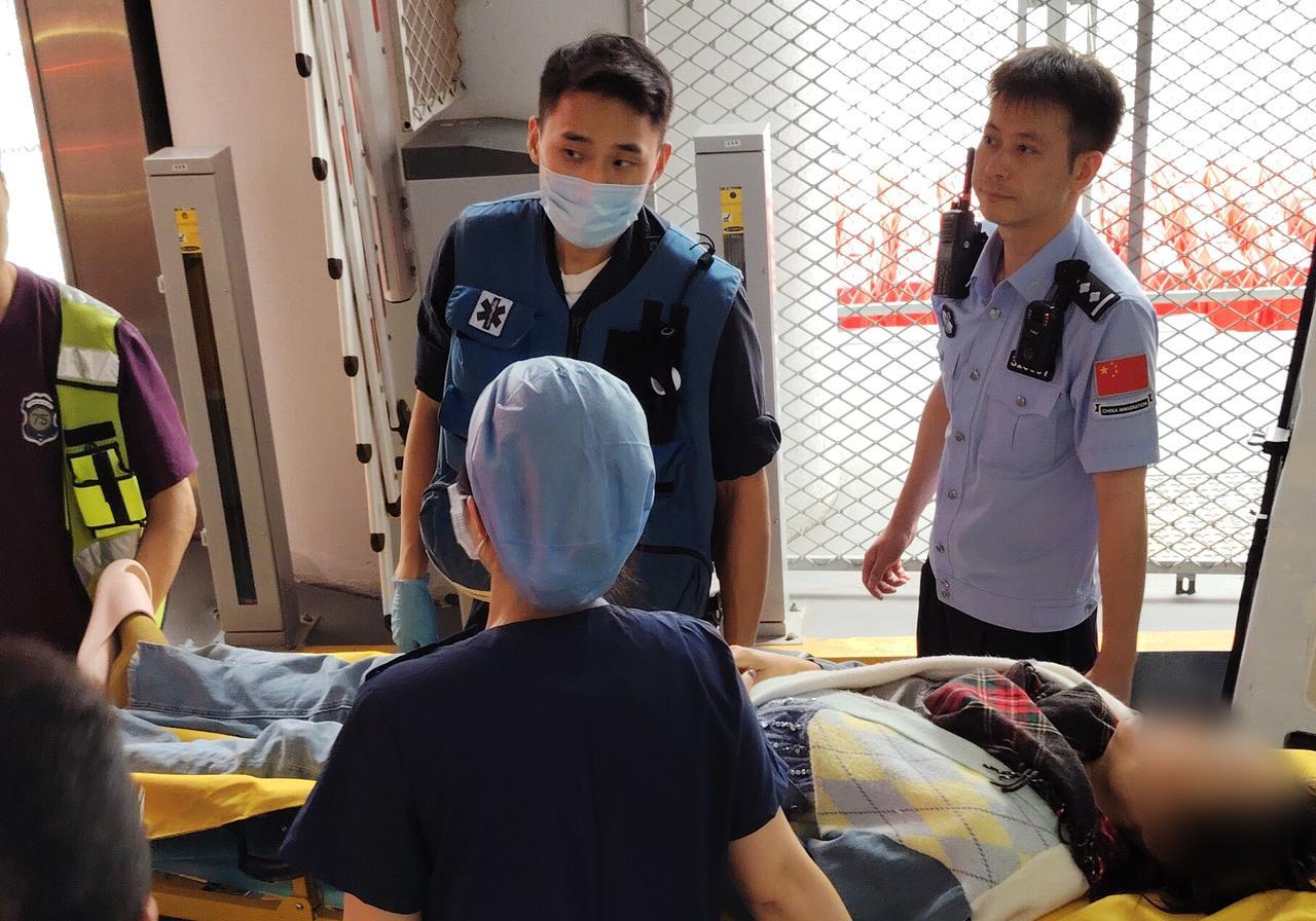 #NIA一线直击#【广东珠海：开通“紧急通道”救助受伤旅客】6月20日，珠海边检