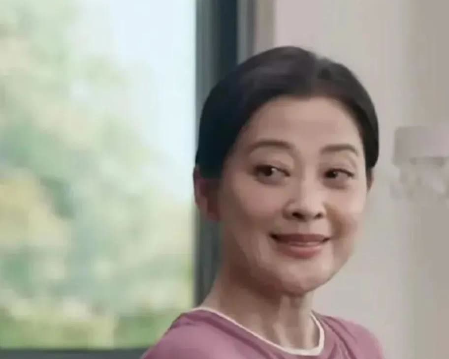 她现在真是断崖式的衰老啊！

感觉她现在特像一个人！像谁呢？

在新剧里