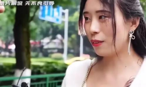 “一般的男人配不上我”浙江金华，有一名42岁的女子在公园相亲，相亲的过程中语出惊