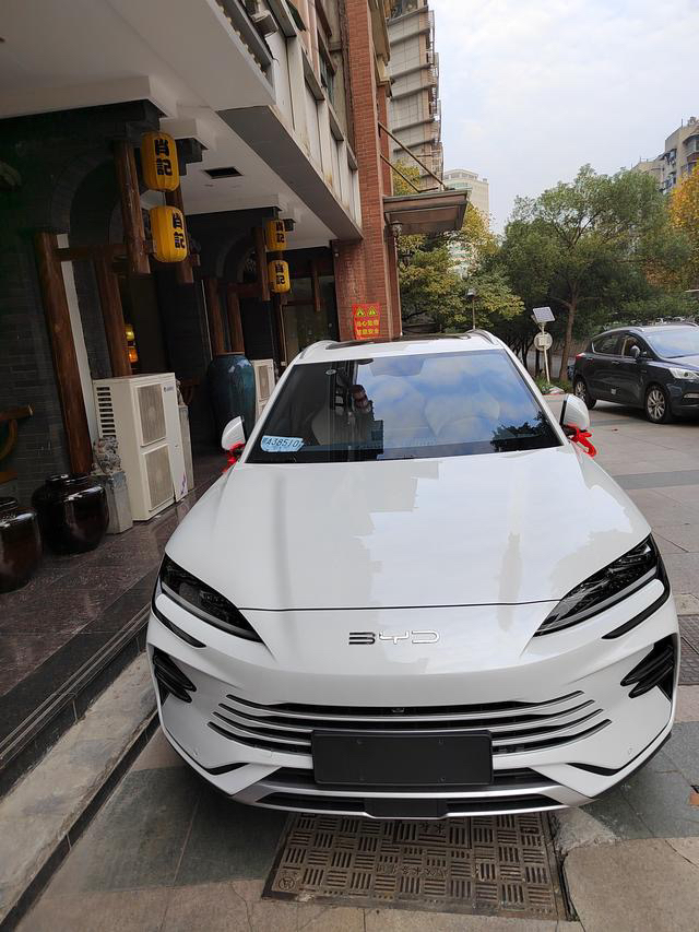 宋plusdmi选什么颜色好呀黑和白
求帮忙参考下选什么颜色好呀，白色和黑色，听