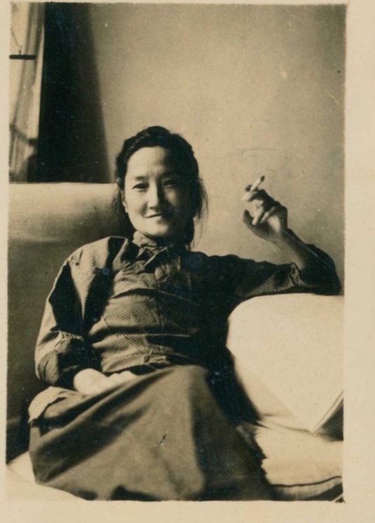 当年，陆小曼穷的揭不开锅，日本人带着1000大洋找上门儿，陆小曼故意打扮的邋里邋