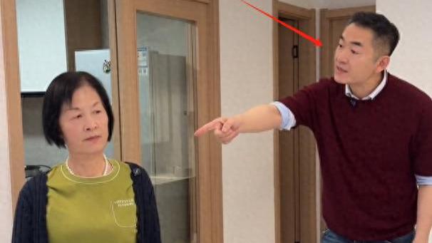 48岁朱泳腾拖母亲去养老院，吵架后痛哭捶墙，指着长辈怒吼引热议