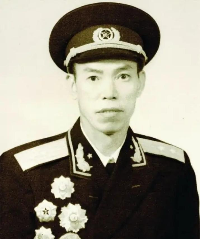 1973年，梁兴初将军被下放到太原一个化工厂劳动改造，一天他正在打扫卫生的时候，