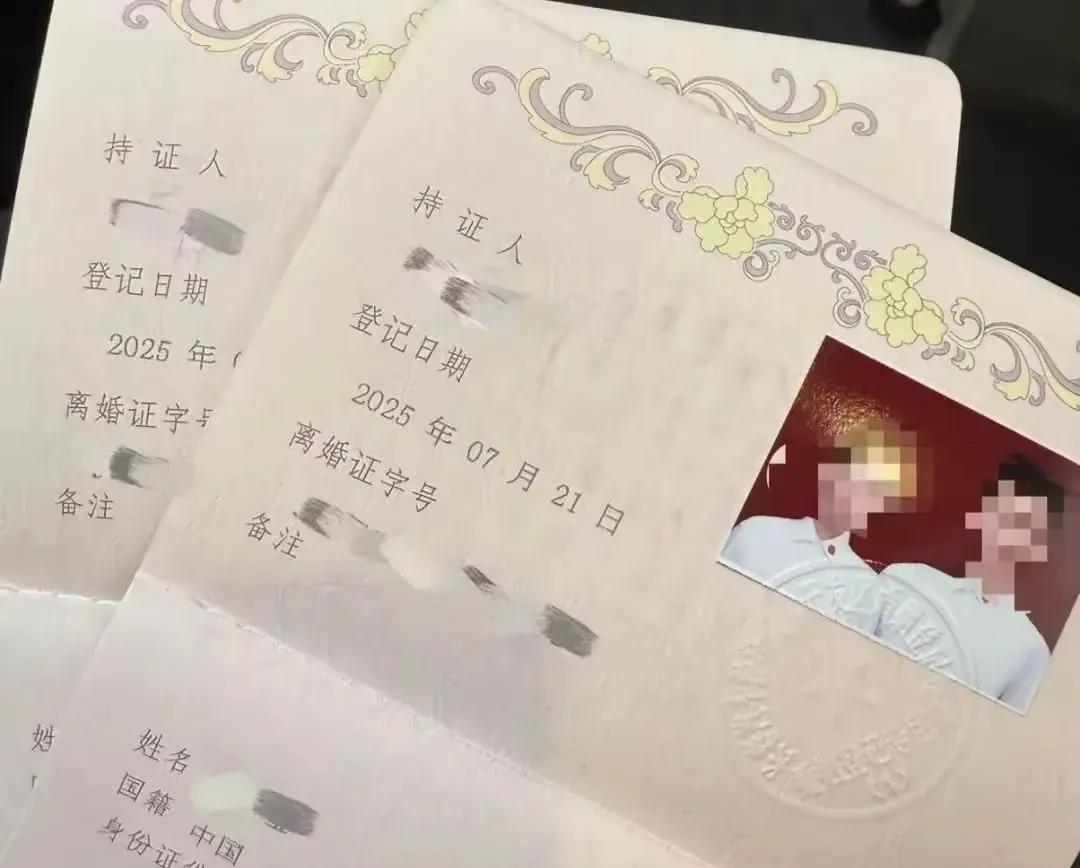 长春这对小夫妻太幸运了，7月19日去民政局登记结婚，领到的却是离婚证。
原来是民