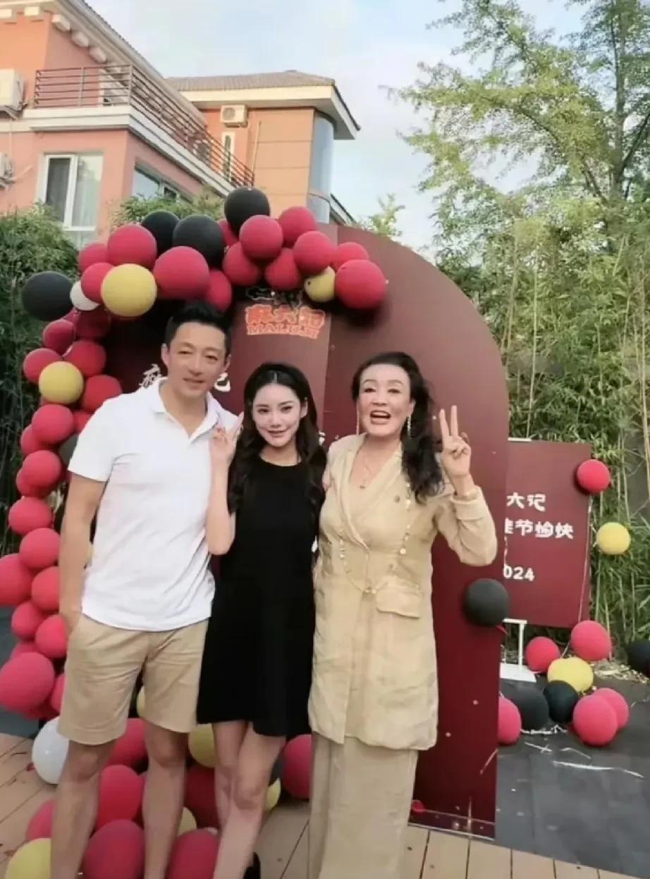 婚礼将至，
张兰公开夸筱梅！
因为深爱小菲，没少被S家人、粉丝还无端网 暴，可人