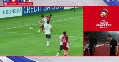 国足上半场0-1印尼，送出的这个点球，其实有点争议的
这个失球一系列人员的失误，