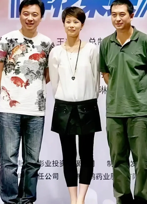 张嘉译、张晞临和海清三位大咖站一起，当年几几位演员长的真的太年轻了，现在他们都已