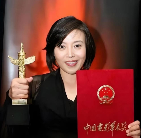 2002年，记者问丁嘉丽:“你这辈子最后悔的决定是什么？”丁嘉丽泪眼汪汪:“我这