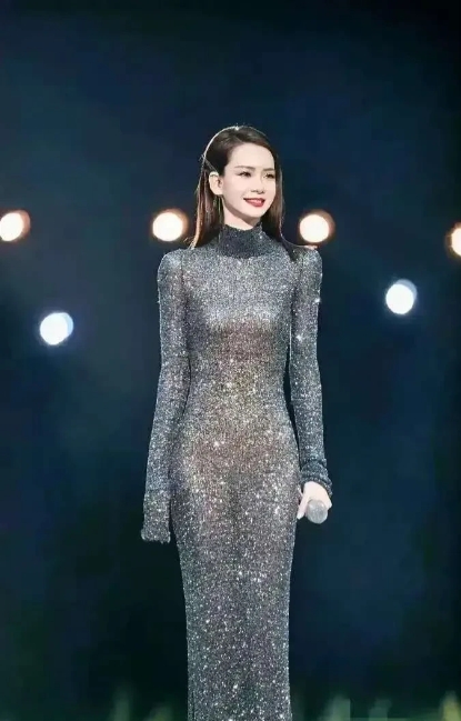 完了完了，戚薇，你这么一出现，男生们恐怕连自己姓什么都要忘了！