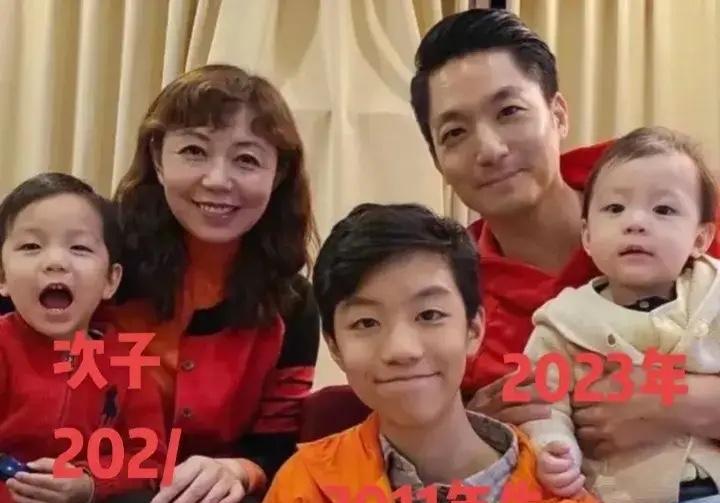 蒋万安与妻子石舫亘携三子温馨出镜，一家五口颜值出众，画面幸福满溢。孩子们活泼帅气