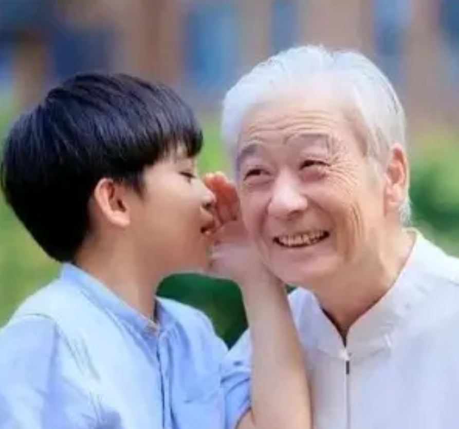 为了劝孙子单独睡，我只得使出“绝招”，给他讲一件他小时候的羞事，借此要挟他同意独