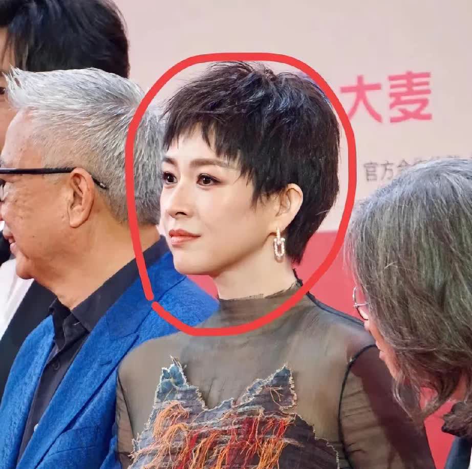 我表妹亲眼见到章子怡，直接被圈粉！
她说真人比电视里绝太多！往那一站，身材比例