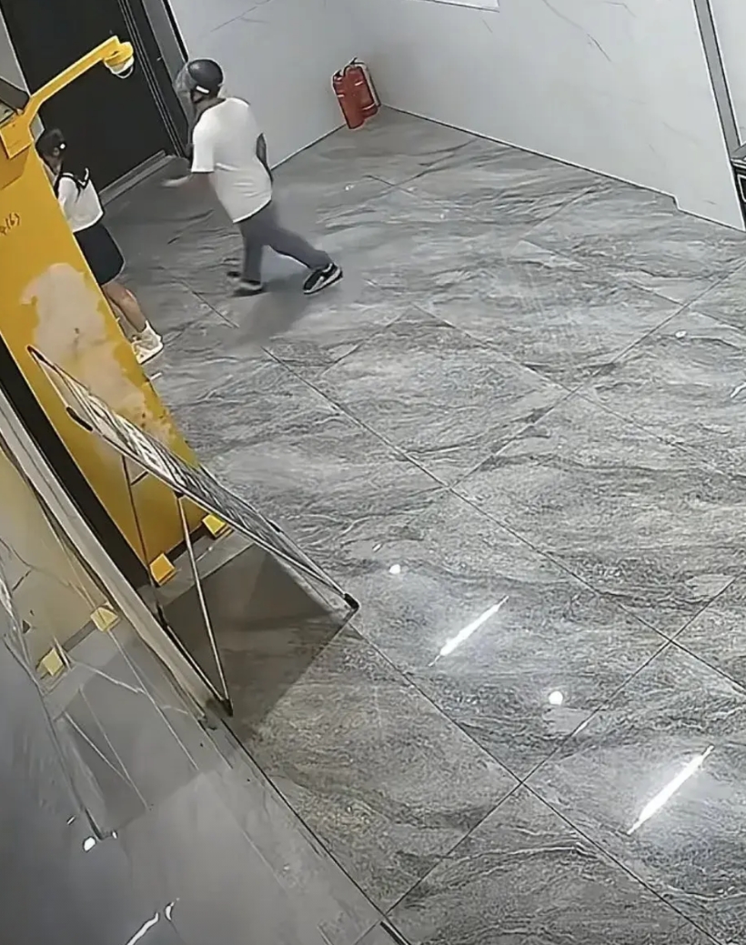 90后男子凌晨跟踪女孩进公寓实施猥亵，目前已经被捕，男子还戴着一个头盔，很明显他