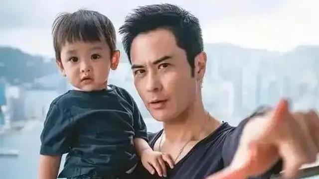 郑嘉颖带全家游成都，三个儿子活泼好动玩嗨了，陈凯琳好瘦