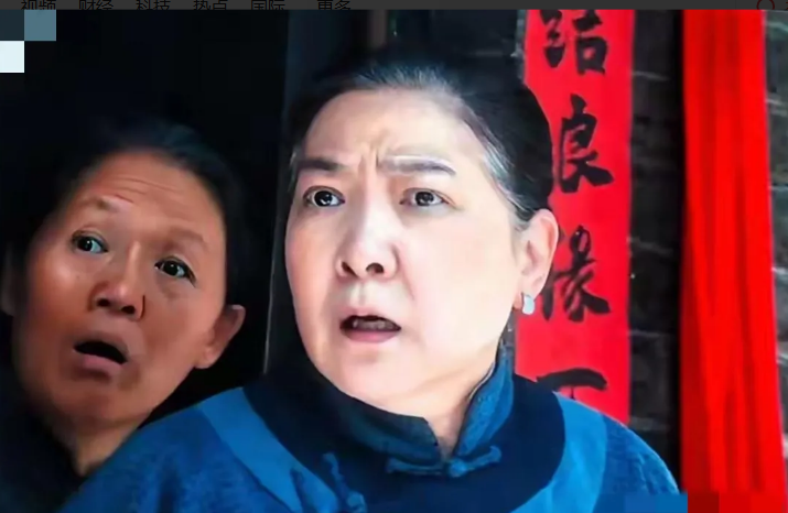 年轻时的沈丹萍眉若远黛，目如秋水，粉面含春，耀若春华；老去时宽盘大脸，鼻孔外露，