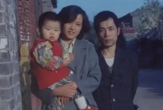 1981年，梁晓声经人介绍与北京姑娘焦丹相亲，谁知一见面梁晓声就对焦丹说：“我每