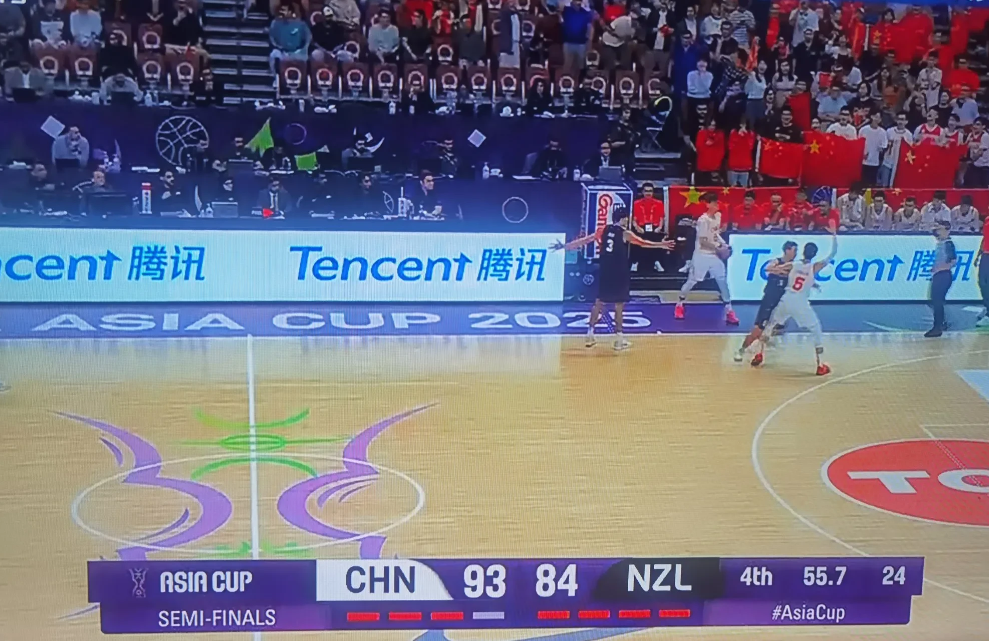 赢了，中国男篮挺进决赛。虽然比赛还有30秒钟，但新西兰队已经回天无力，中国男篮挺