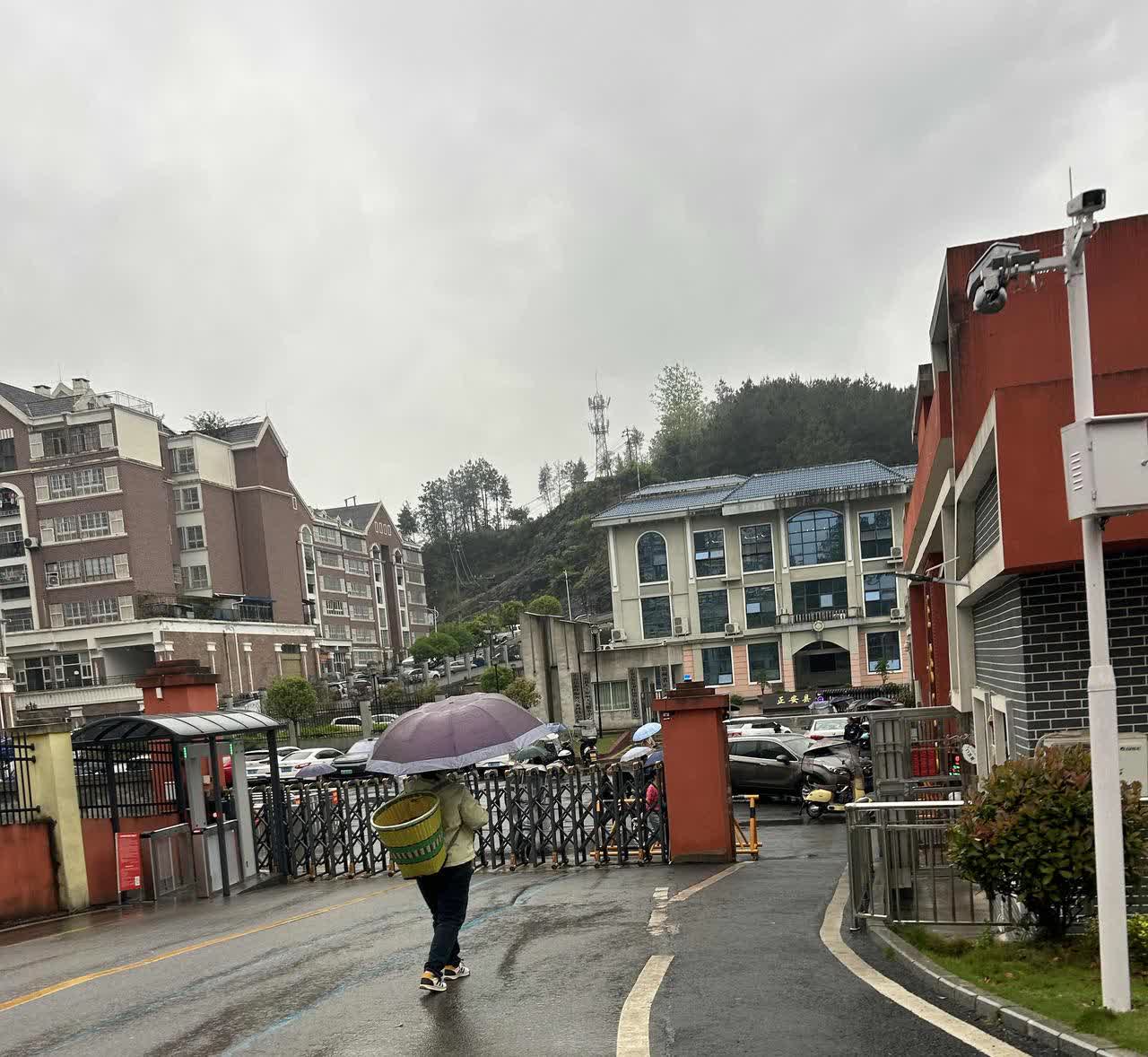判断一个女孩是否聪明？

只需要这一点

看她会不会开车[大笑][大笑]